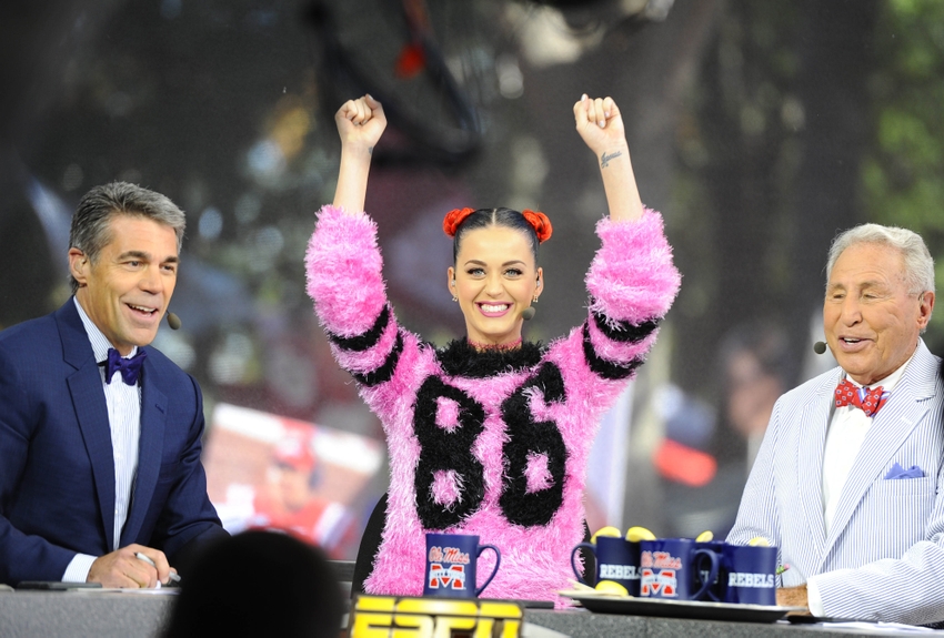 suel_vizes_vb8123857-katy-perry-lee-corso-chris-fowler-ncaa-football-alabama-mississippi.jpg