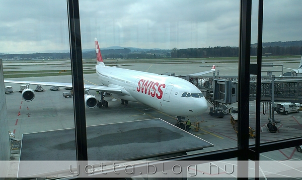 a Zürich-Tokyo 340-300as gép (itt ülünk előtte az ablaknál)