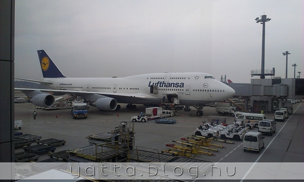 Lufthansa 747-ese a Naritán (persze megint nem 747essel repülünk, bár Lufi)