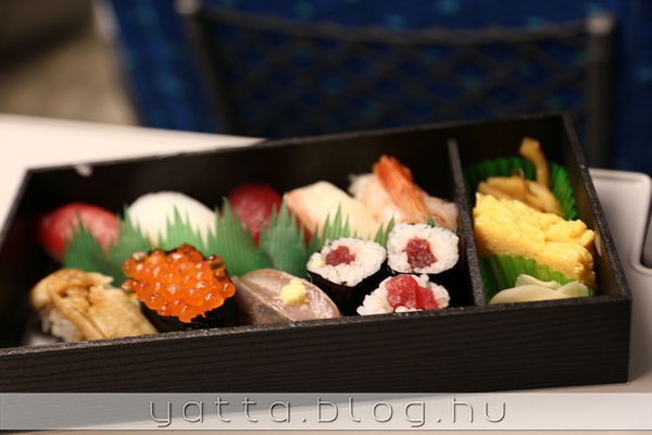 vonathoz vett sushi (a dobozon az volt, hogy a Tsukiji halpiacról van, de akármi lehet, nagyon finom volt)