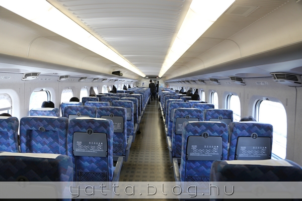 relatív üres shinkansen-kocsi