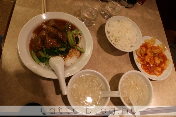 kínai étteremben a vacsi (marhahús balra, jobbra csilis rák, meg lemaradt a képről egy kis gyümisali desszertnek)