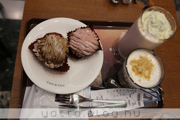 kávézóban: a barnás süti gyakorlatilag egy gesztenyepüré, a pink ugyanennek a sakurás verziója (eperízű, csak ha pink, akkor nekik sakura), sakura milk shake (tehát epres) és egy banánpités tea (soha többet, a tetejéről lementek a darabkák és feláztak)