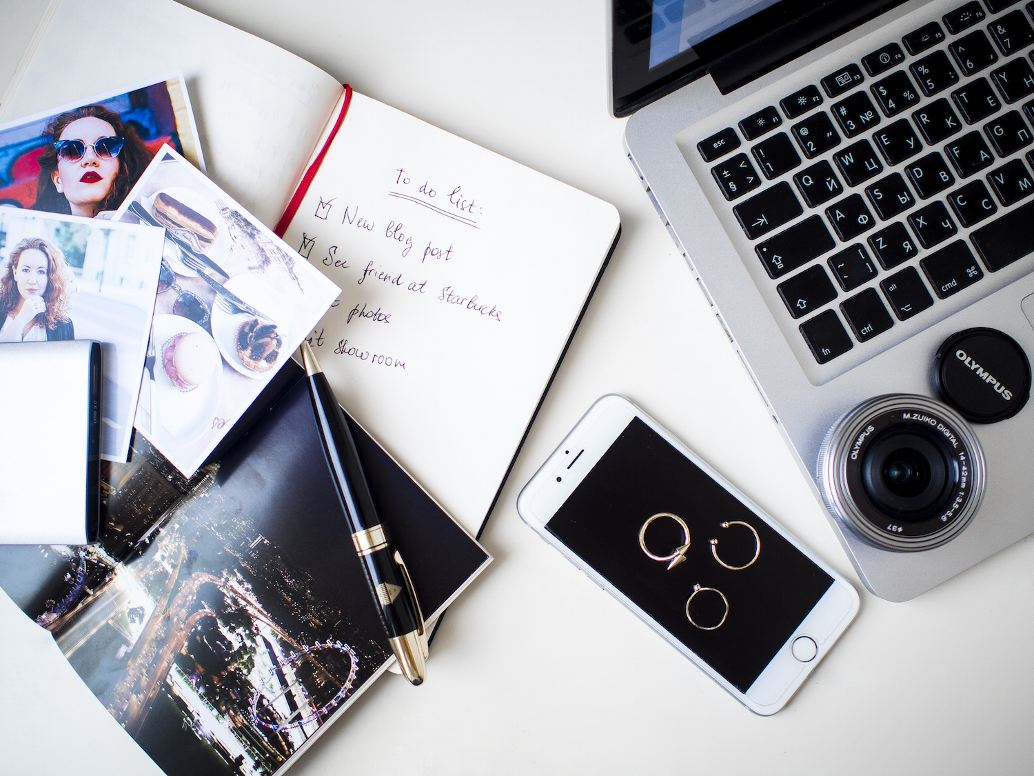 ennfrancosays-desk-situation-flatlay-fashion-blogger-how-to-be-more-productive-blog-tips.jpg