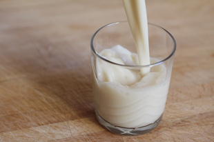 Készíts tejet a kávédba otthon, méghozzá egészségeset!