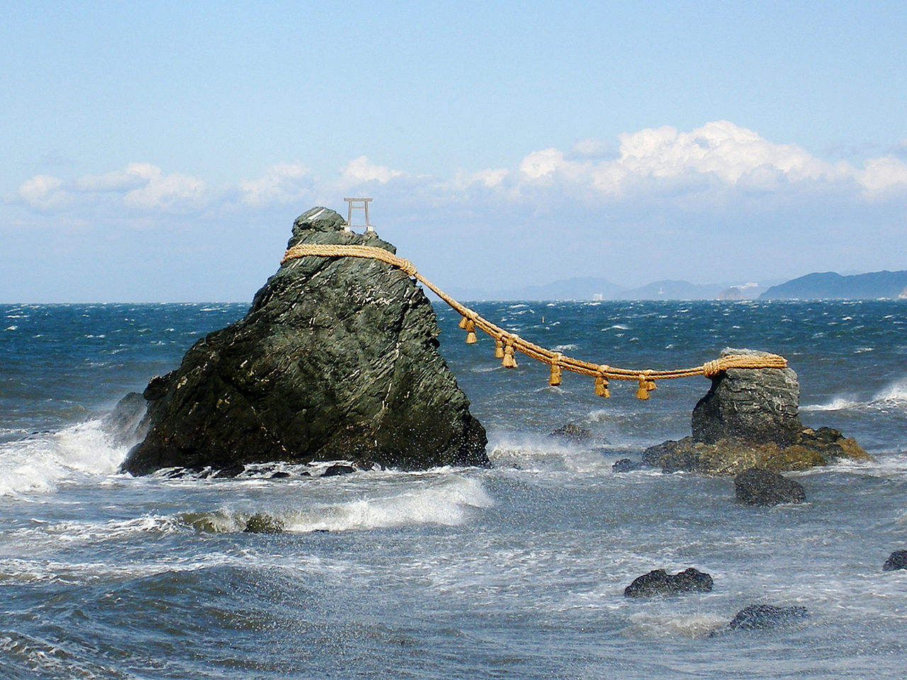 Meoto Iwa (夫婦 岩), vagy hazaspar sziklak Futamiban.<br />Futami varosaban ket sziklat is ossze kotottek es szentnek tekintenek a Futami Okitama kegyhely hivoi. Szerintuk a sziklak hirdetik Izanagi es Izanami Istensegek egyesuleset, ugyanakkor a ferfi es no hazassagat is dicsoitik.<br />