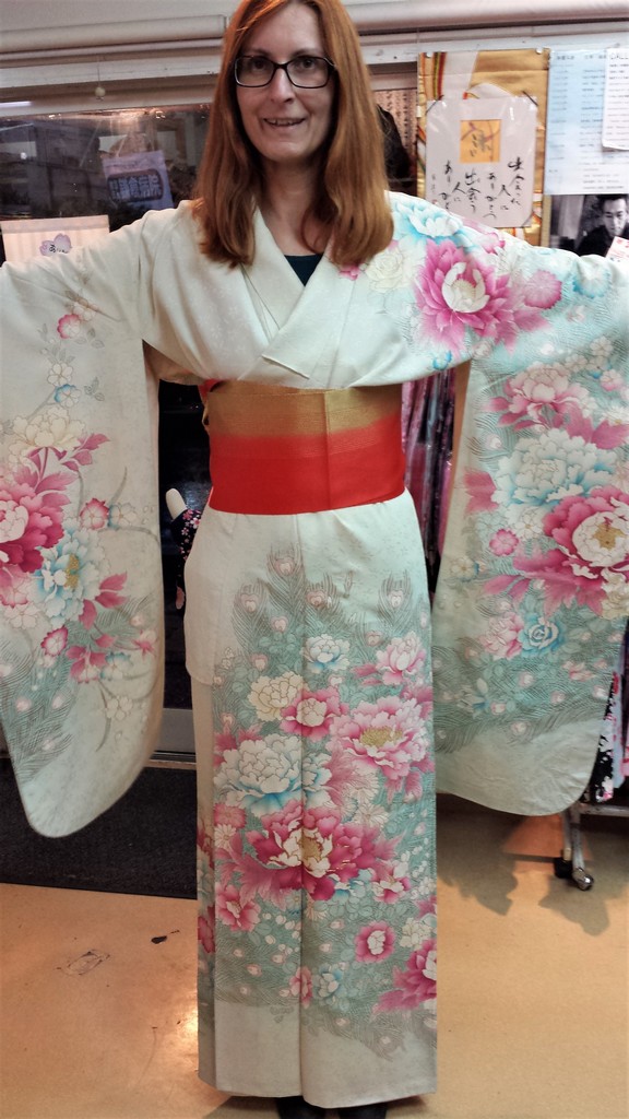 Vannak olyan boltok is ahol kicsit szepseghibas kimonokat arulnak, ott akar felaron is lehet venni minosegi anyagbol keszultet.<br />Kamakuran a Buddha szobortol nem messze is van egy ilyen, ahol Kinga baratnom probalgatott, vegul 7000 yenert megvette ezt a viragmintas gyonyoruseget.
