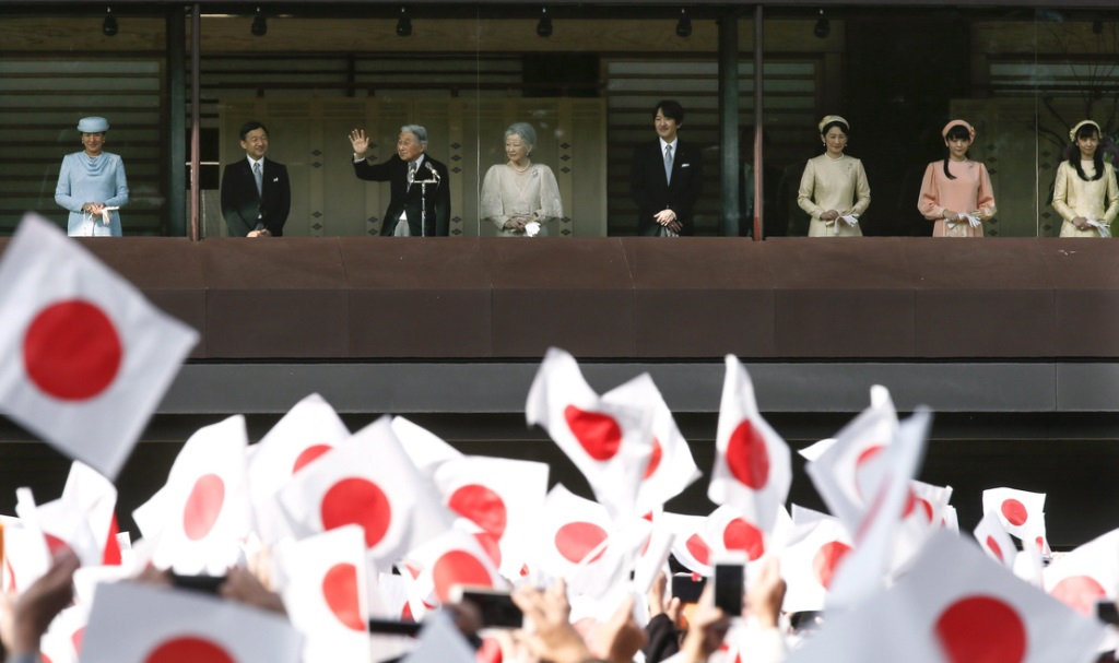 Akihito japán császár (b3), felesége Micsiko császárné (b4) és családja társaságában integet az őt köszöntőknek a tokiói császári palota erkélyéről a 83. születésnapján 2016. december 23-án. A császári pár mellett a két fia Naruhito trónörökös (b2) és felesége Maszako hercegnő (b), illetve Akisino herceg (j4) és felesége, Kiko hercegnő (j3) a gyermekeikkel Mako (j2) és Kako (j) hercegnővel.