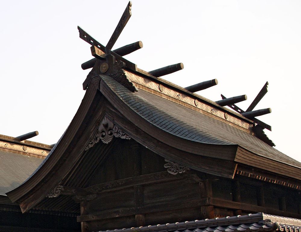 Chigi (Okichigi vagy Higi) a shinto epiteszet hajlitott tetofedelei.<br />Sumiyoshi szentely, Hyogo