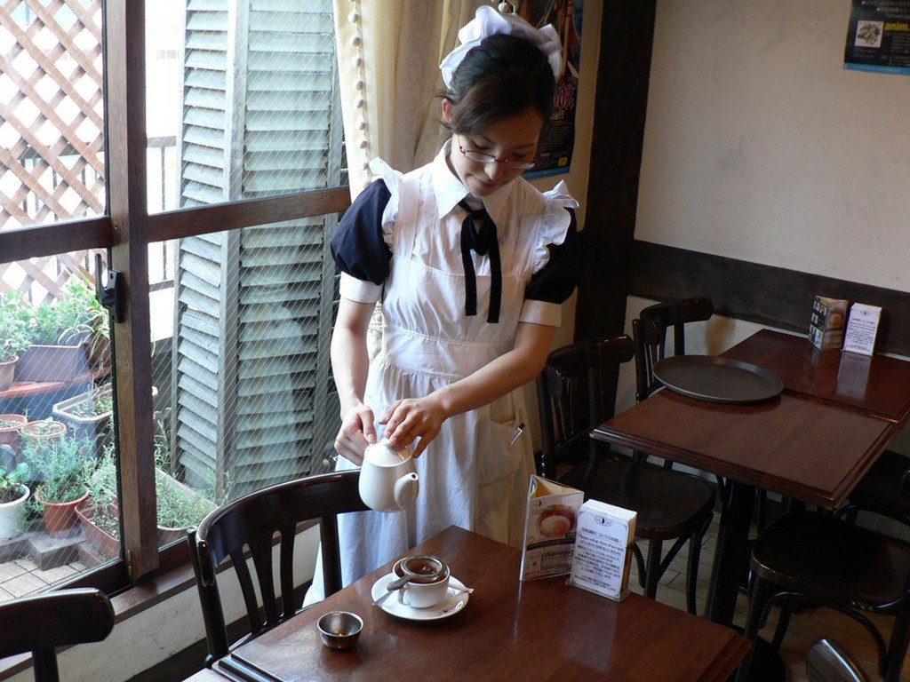 Cure Maid Cafe a viktorianus-kori kavezokra hasonlit inkabb, a felszolgalok ruhaja is komolyabb. A hangulat csendes, bekes, a teak kivalo minoseguek.