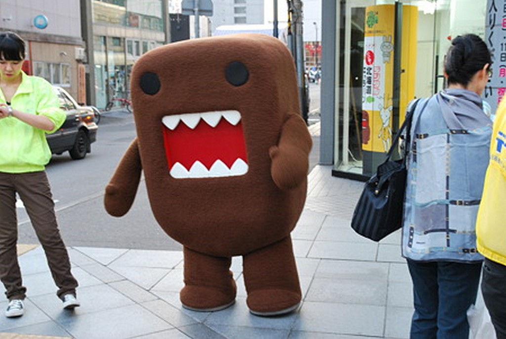 Domo-kun, az NHK televíziós társaság kabalája, a furcsa lény, aki egy tojásból kelt ki. Kedvenc étele nikujaga, az almát viszont egy ismeretlen genetikai ok miatt, nem szereti. Domo olyan hangon kommunikál, hogy csak a barátai tudják megérteni. Usaji úrral, egy bölcs öreg nyúllal él egy barlangban, aki asztmás es szereti a zöld teat. A barlangban két denevér is lakik, Shinobu, aki alkoholista, gyermekevel Morioval.