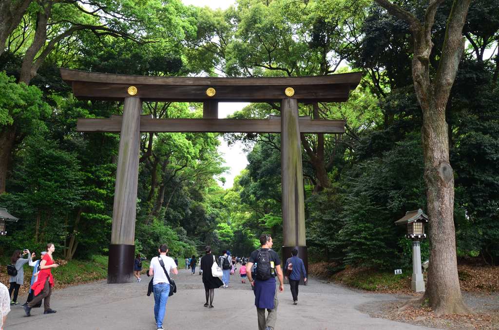 Tokio: Torii a Meiji Szentely fele vezeto uton<br />Ez a legnagyobb myōjin stilusban epitett kapu. Az eredeti 1920-ban keszult, a mostanit 1975 december 23-an allitottak, annak pontos masakent.<br />1500 eves japan ciprusfabol keszult. 12 m magas, 9 m szeles, a felso oszlopa 17 m hosszu, oldalso oszlopok atmeroje 1.2 m.