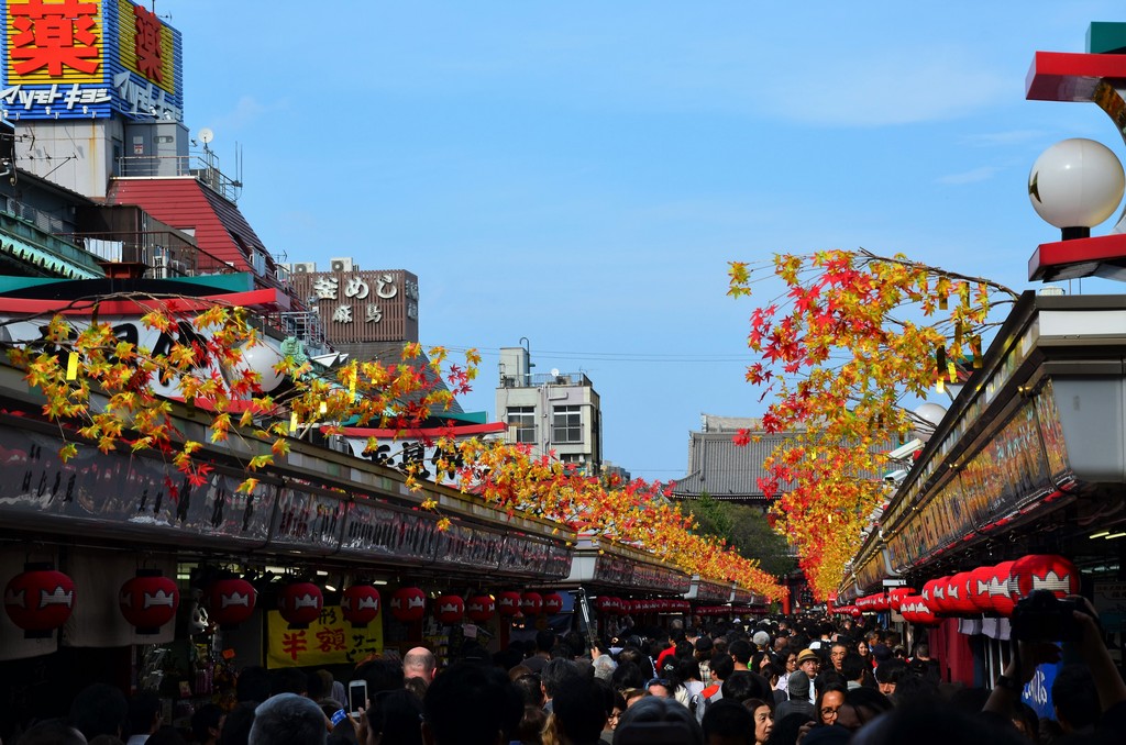 Nakamise utca oszi szinekben, a voroses momiji levelekkel diszitve