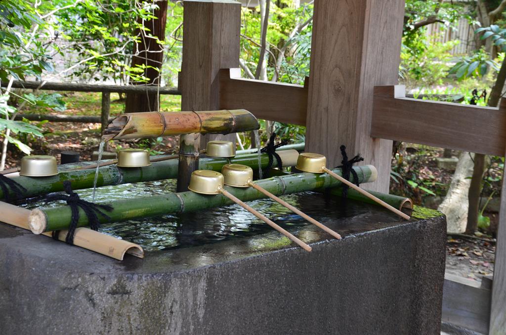 Chōzuya (Temizuya): Minden szentely udvaran, a bejarat kozeleben van egy vizzel teli ko-medence, amelynek oldalan hosszu nyelu bambusz kanalak sorakoznak. Itt kezet es szajat oblitenek a hivek, hogy tisztan jaruljanak a kami ele.