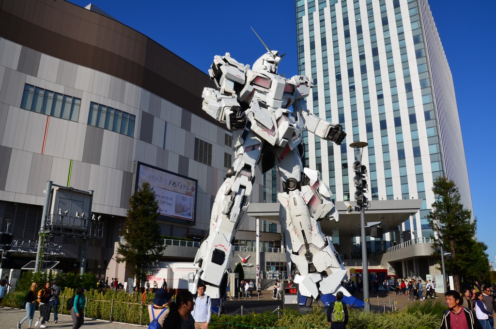 Gundam szobor, amely bizonyos idokozonkent (9:00, 11:00, 13:00, 15:00, 17:00) harci uzemmodbol kb.10 masodperc alatt atvaltozik egyszarvu robotta.