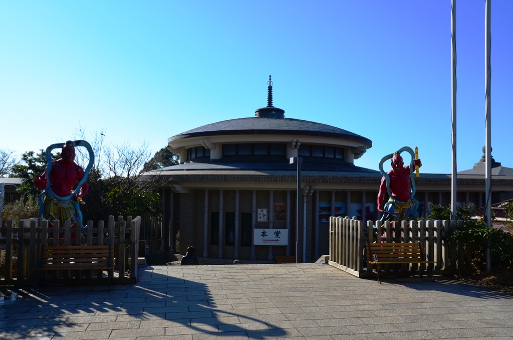 Enoshima Daishi.<br />A modern templom bejaratanal orkodik ket 6 meter magas Fudō-myōō istenseg