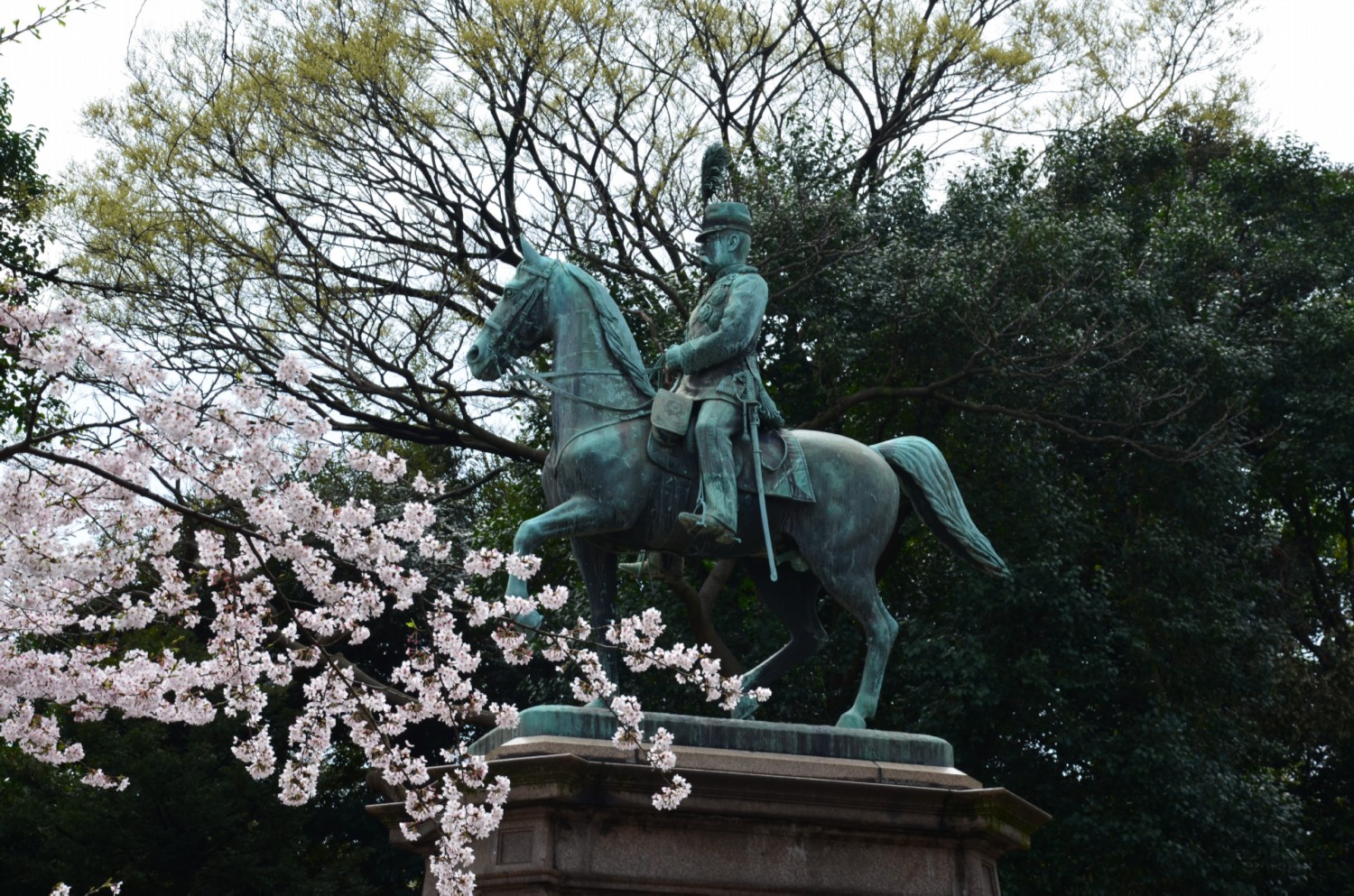 Komatsu No Miya  Akihito herceg bronz szobra