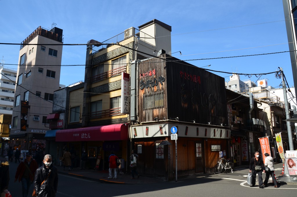 bal oldalon a magas keskeny feher epuletben van a Hutch Asakusa- nyuszi kavezo