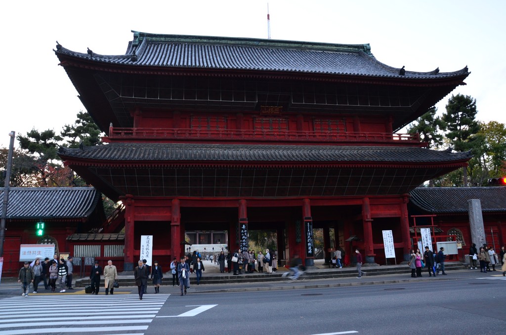 A Zōjō-ji templom a buddhista Jodo aghoz tartozik. 1393-ban epitettek, 1598-ban koltoztettek ide, hogy hat Tokugawa sogun nyughelyet orizze.