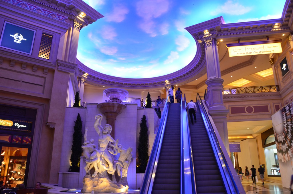 Forum Shops belul, a felhok csak festve vannak