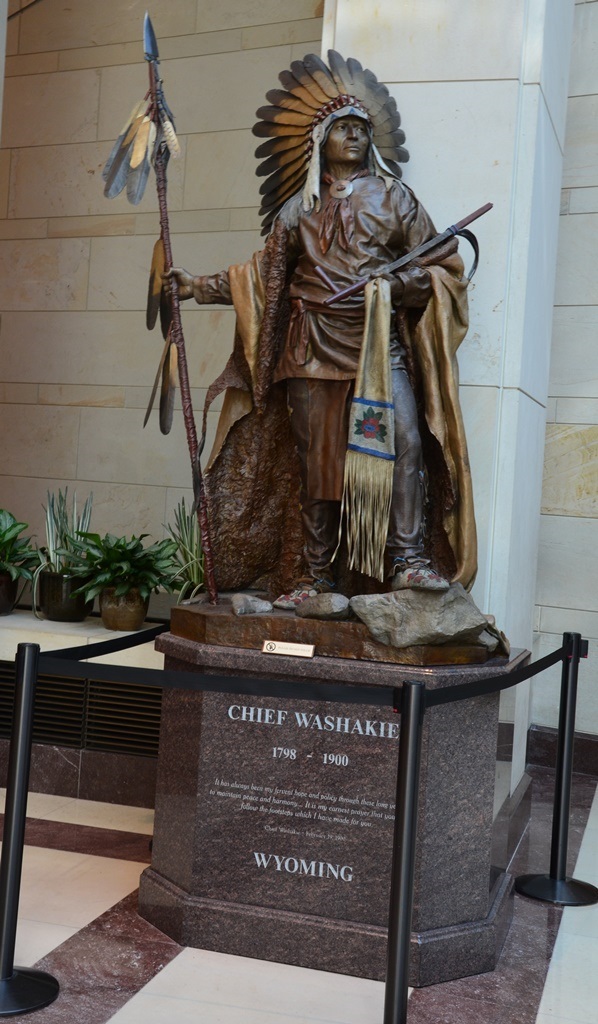 Chief Washakie -  béke iránti elkötelezettsége és népének, a Shoshone indianok jólétenek megteremtese az amerikai történelem egyik legelismertebb vezetőjévé tette.<br />A szobrot Wyoming allam adomanyozta 2000-ben.