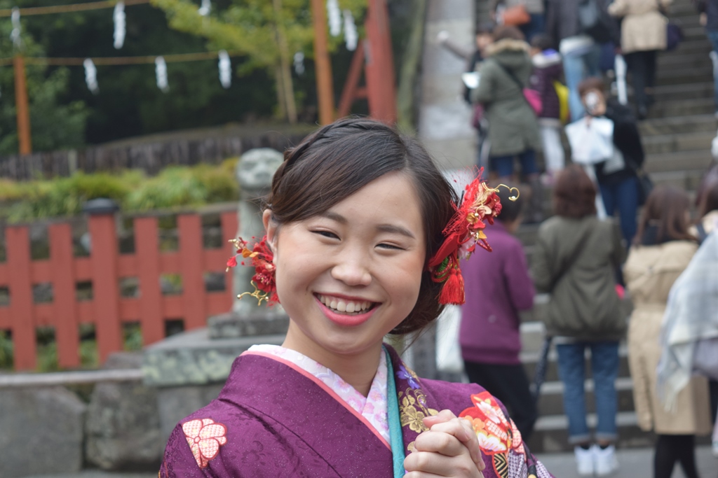 ez a lany a 20. evet toltotte, Kamakuraban a Tsurugaoka Hachimangu szentely elott beszelgettunk vele