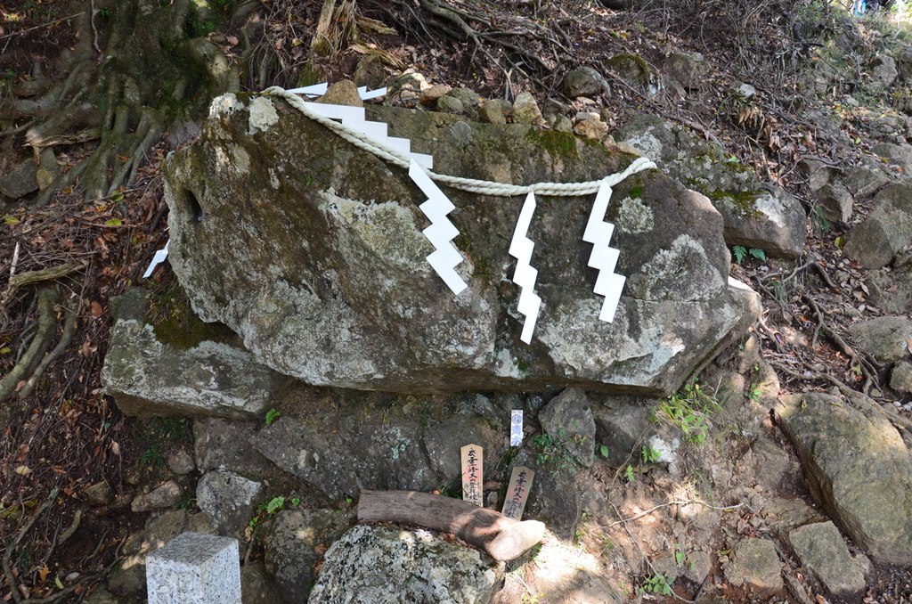 Shimenawa kotel egy szent sziklan