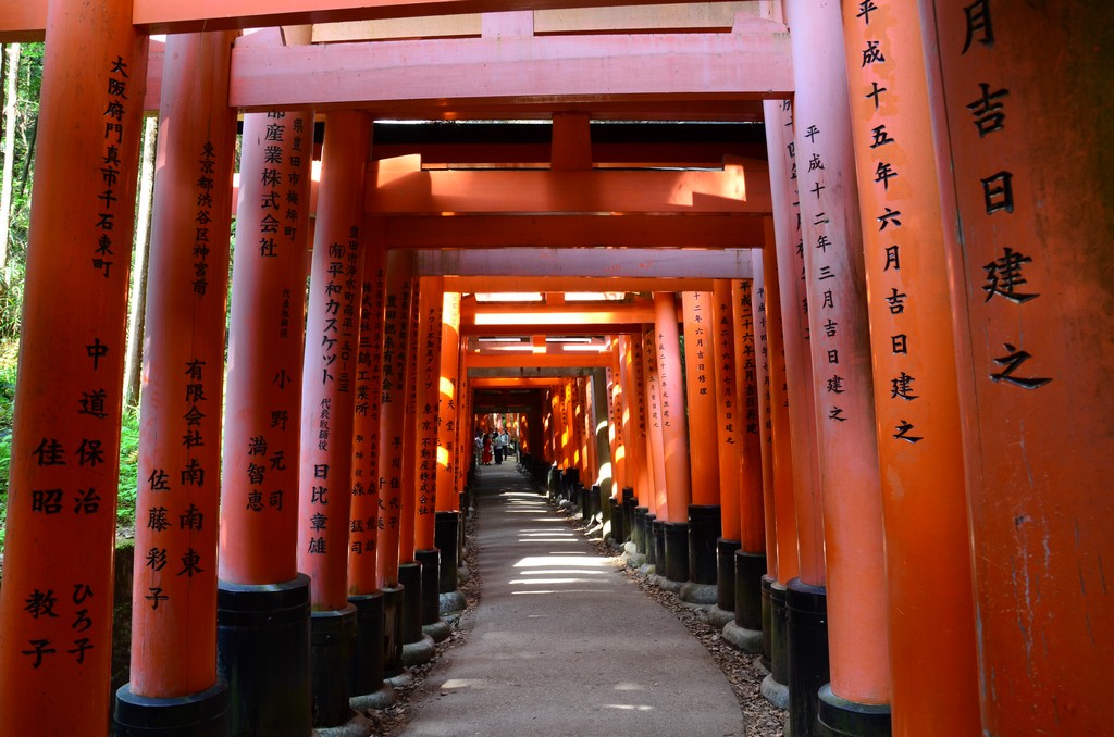 A torii elejen, a bal oldalon, latni lehet az adomanyozo szemely vagy ceg nevet, a jobb oldalon az adomanyozas datumat. 
