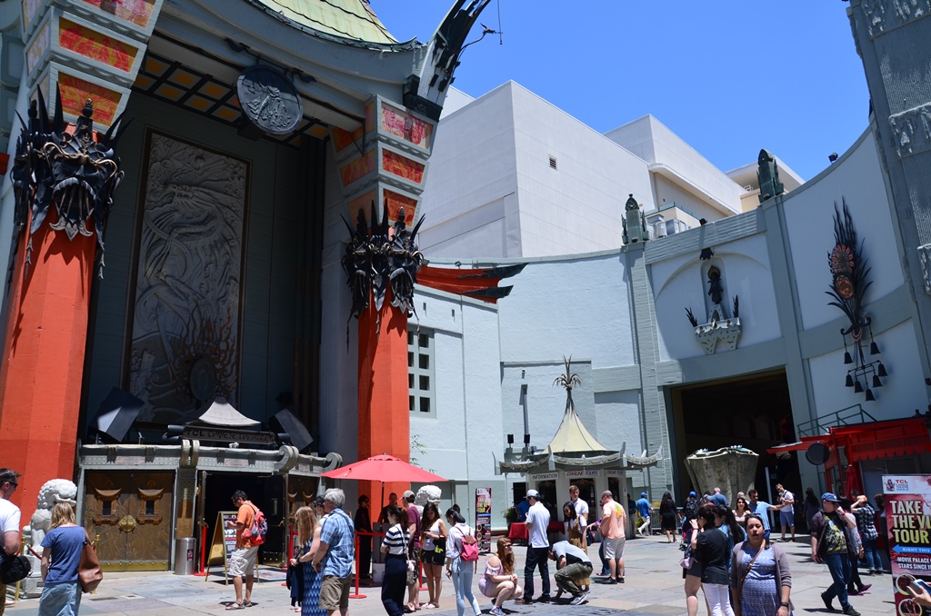 Chinese Theatre elott a sok kez-, es lablenyomat