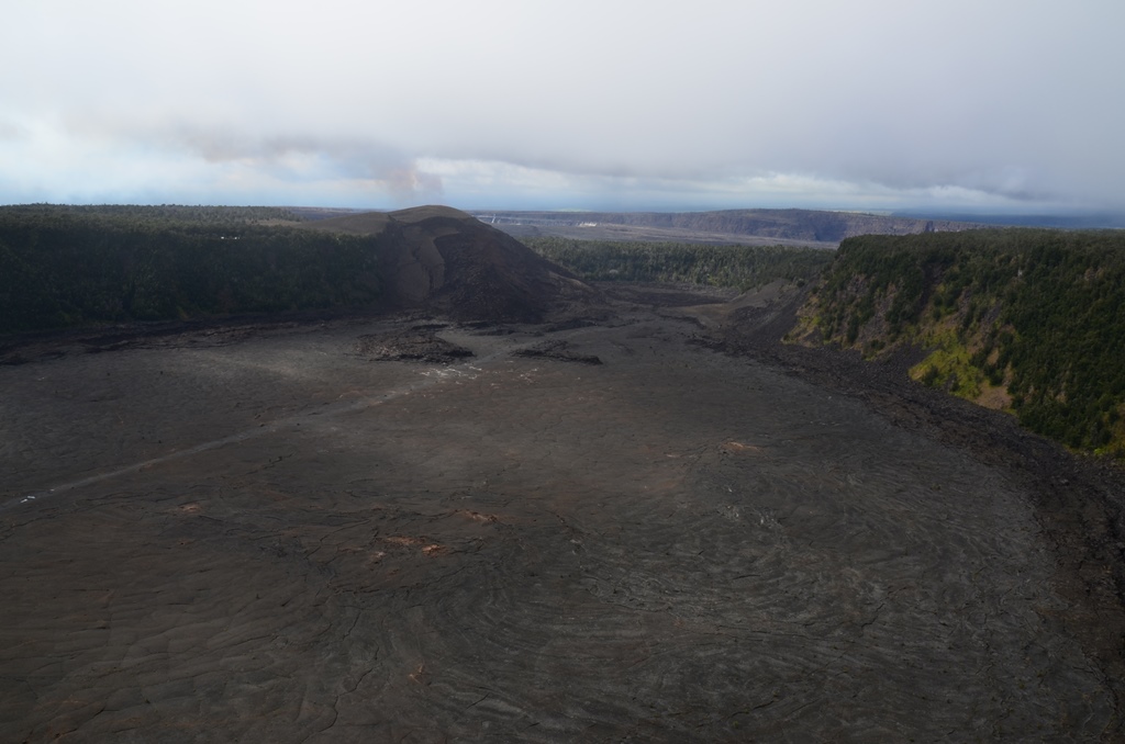 Kilauea Iki turautvonal<br />az erdobol ralatni a kraterre, hamarosan leereszkedunk oda