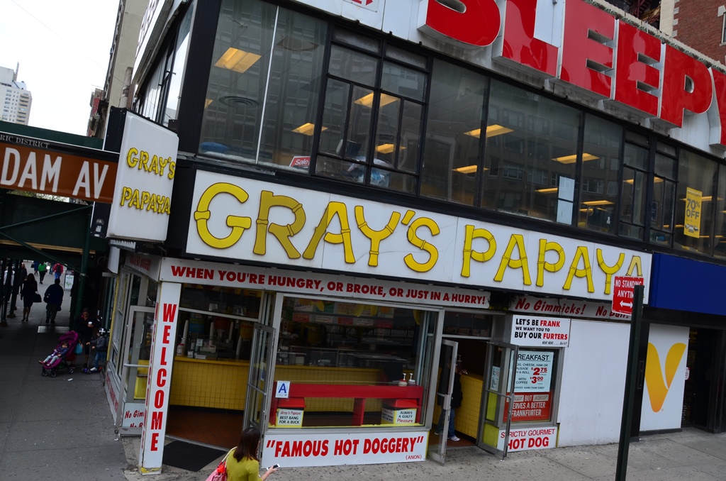 a hires Grays Papaya hotdogozo