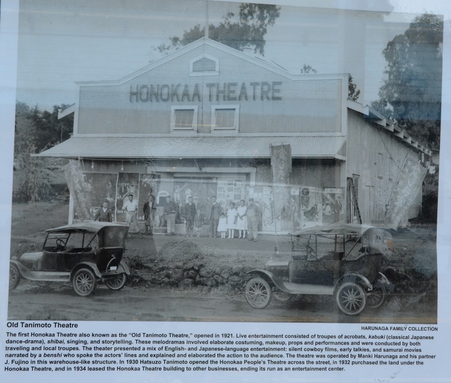 Old Tanimoto Theatre- az elso szinhaz 1921-ben nyilt es vegyesen jatszottak angol es japan szorakoztato darabokat.<br />A kepen lathato Honokaa Theatre 1934-ben nyitotta kapuit. Gondoltatok volna? - ezt is japanok epittettek, uzemeltettek :)