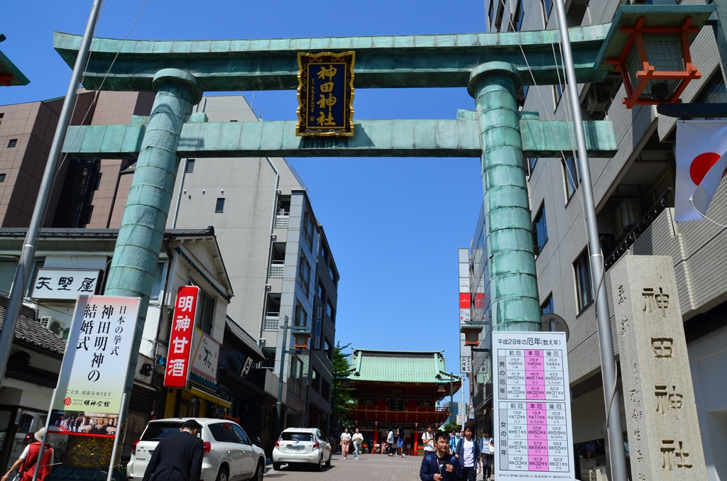 a szentely kapuja ( Torii) itt zold szinu<br /><br />A szentely pontos cime: 2 Chome-16-2 Sotokanda, Chiyoda, Tokyo 101-0021