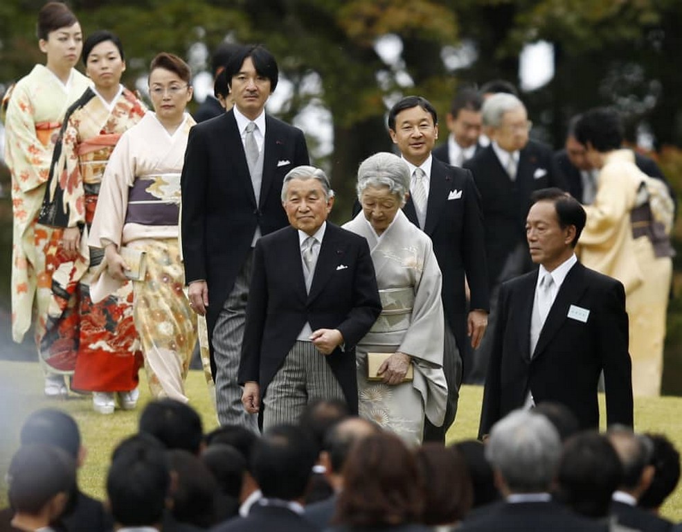 a csaszari csalad: bal oldalon font Yoko hercegno, Akiko hercegno, Nobuko hercegno, Akishino herceg, Naruhito koronaherceg