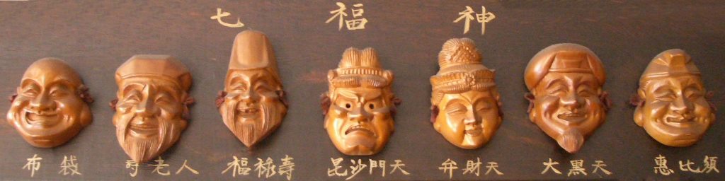A het szerencse isten: balrol jobbra haladva Hotei, Jurojin, Fukurokoju, Bishamonten, Benzaiten, Daikokuten, Ebisu