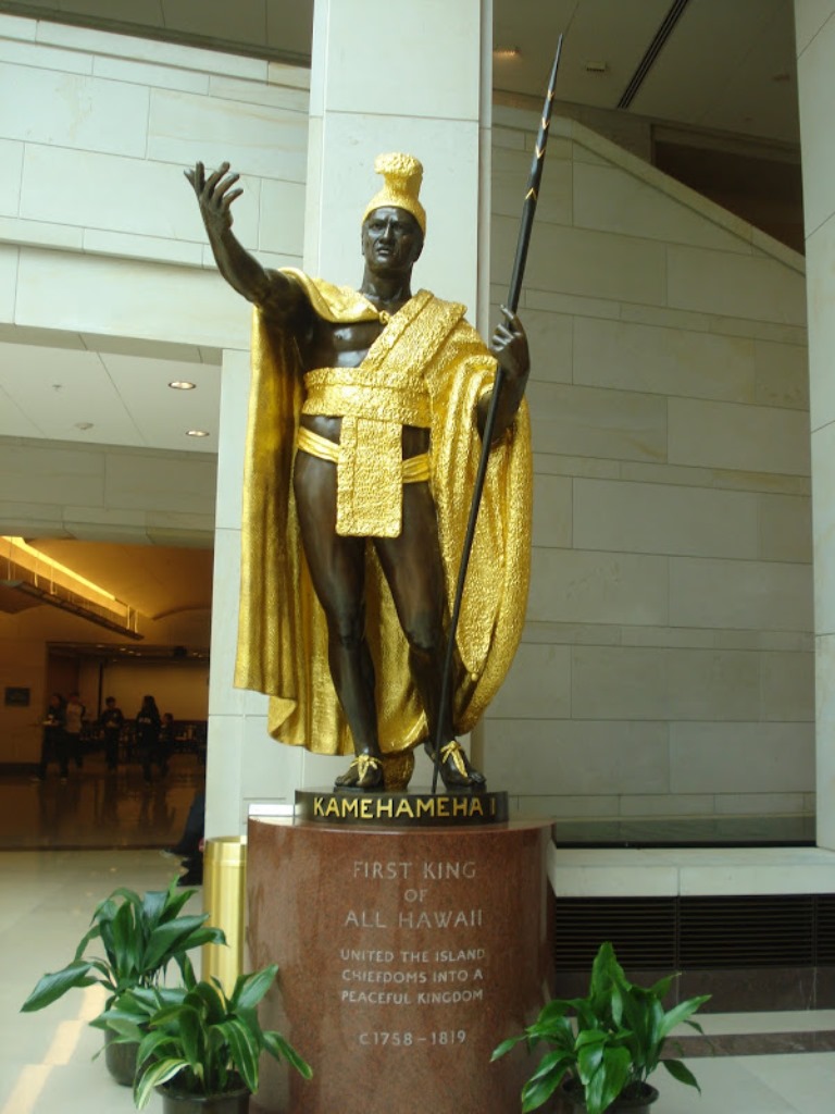 Emancipation Hall, Capitol Visitor Center- King Kamehameha I <br />Kamehameha király szobrát 1969-ben adomanyozta Hawaii a Capitoliumnak.<br />Mivel a massziv bronz es granit szobor tul nehez, tobb mint 6 tonna, 2008-ban a Látogatóközpont ‘Emancipation Hall‘ -jába költöztették.