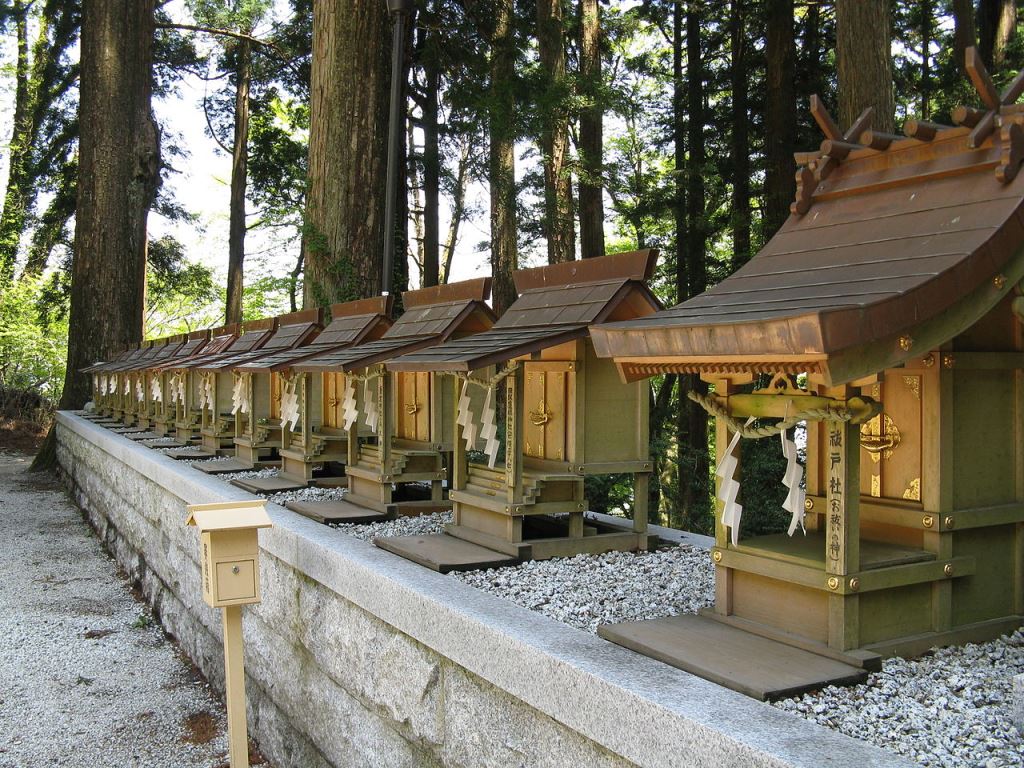 Nara: Katsuragi szentelyben az apro segedszentelyek