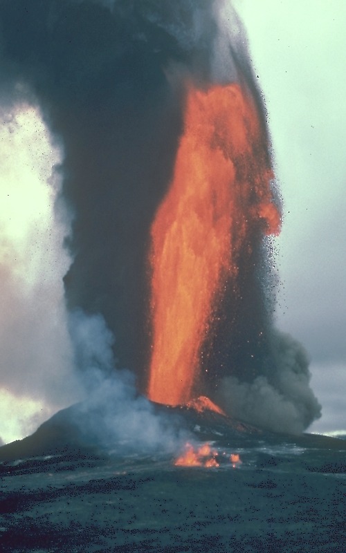 Kepek: 1959-ben, az 580 meteres Pu‘u Pua‘i lava-szokokut 