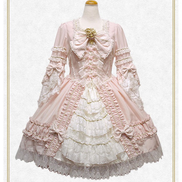 Baby, the Stars Shine Bright <br />Marie Antoinette rokoko ruha 85.000 yenbe kerul (655 Euro)
