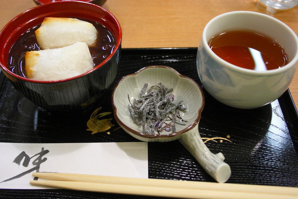 Shiruko desszertleves, ujabb variacioja az azuki babnak es mochinak. Inkabb telen es melegen fogyasztjak sos ragcsalnivaloval.