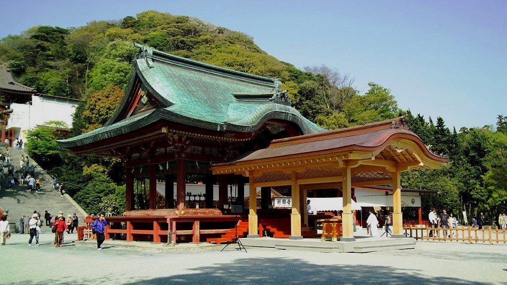 Kagura-den: (kagura-dono, maidono vagy buden) egy nyitott epulet ahol a szertartasok alatt szent tancot es zenet ajanlanak a kaminak.<br />Kamakura: Tsurugaoka Hachimangu szentely<br />