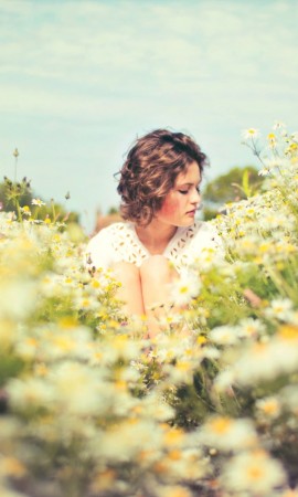 girl-on-daisy-meadow-wallpaper.jpg