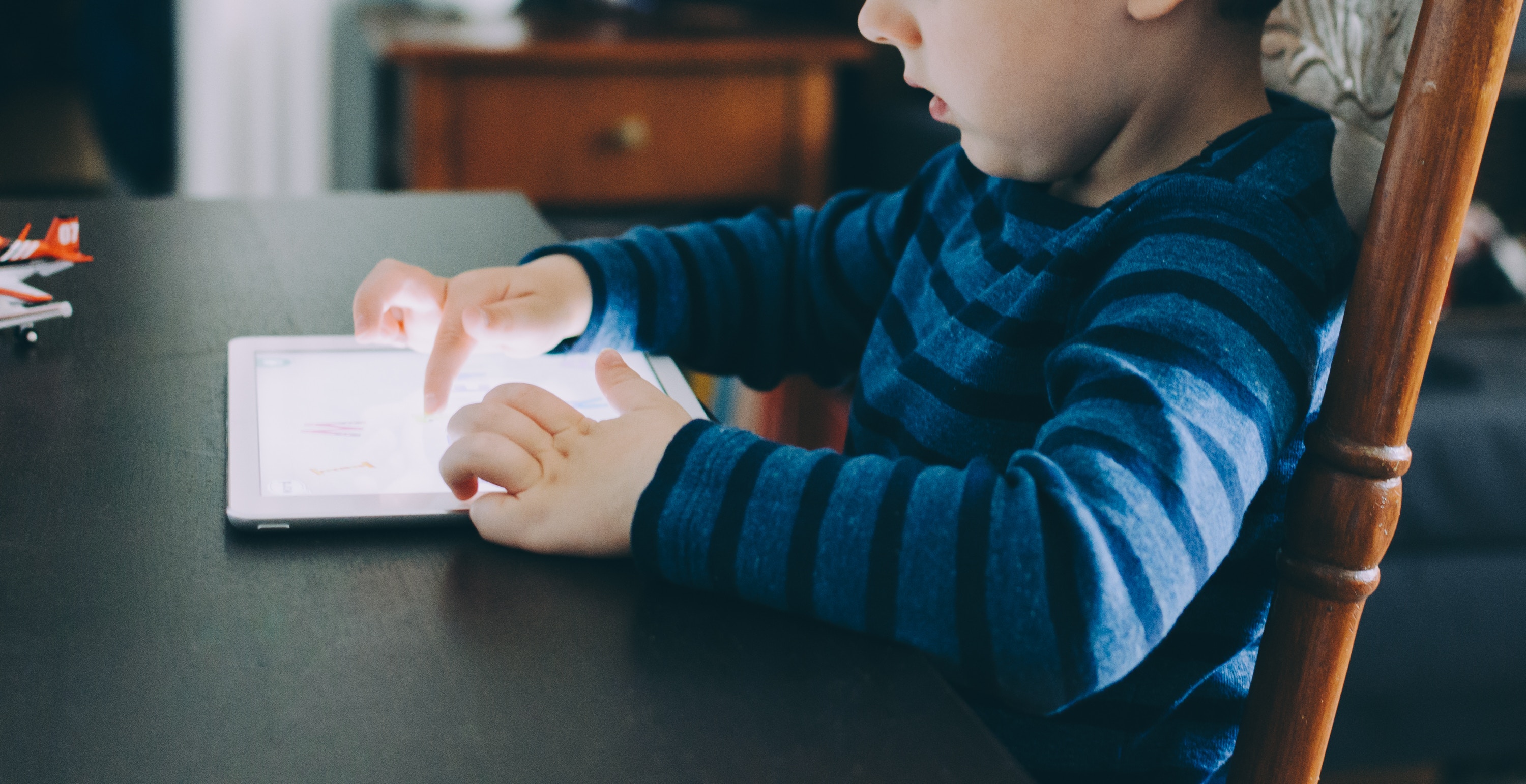 Telefon, tablet, laptop gyerek kezébe nem való!