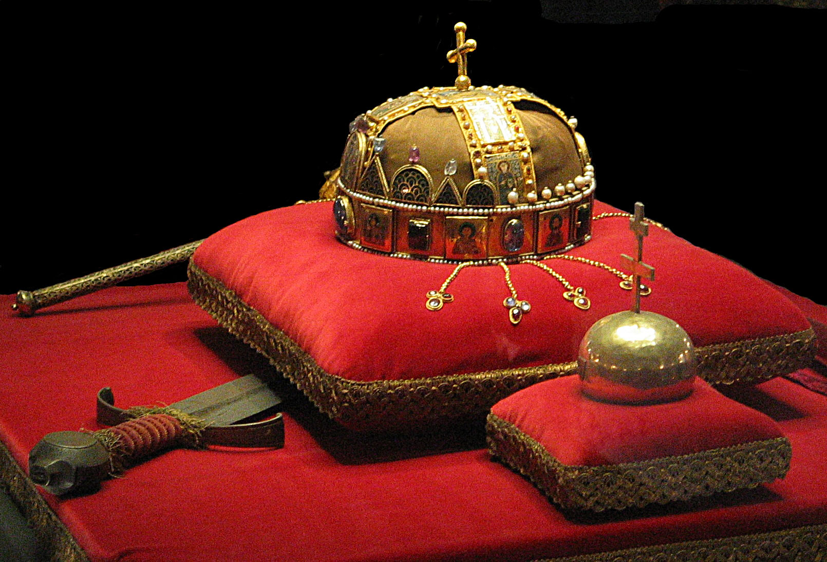 Crown,_Sword_and_Globus_Cruciger_of_Hungary2.jpg