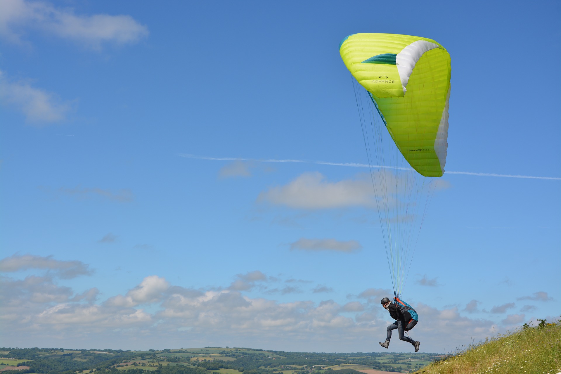 paragliding-3448946_1920.jpg