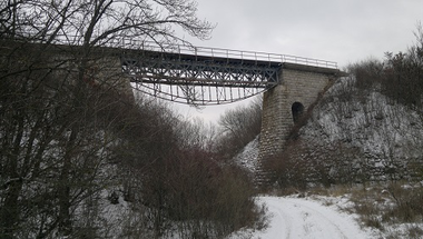 Jelzetlen utakon - Lókútról Gyulafirátótra a viadukt alatt