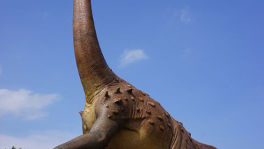 Életnagyságú dinoszaurusz szobrot lát vendégül a Bakony–Balaton Geopark