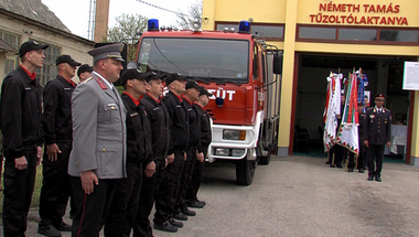 Háromszoros ünnep Zircen – új nevet, csapatzászlót és felújított gépjárműfecskendőt kaptak az önkormányzati tűzoltók