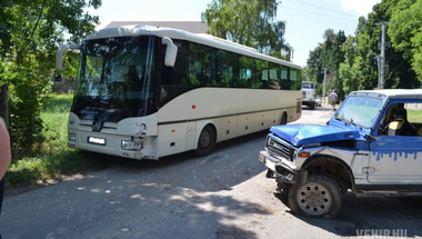 BUSSZAL ÜTKÖZÖTT A SZEMÉLYGÉPKOCSI