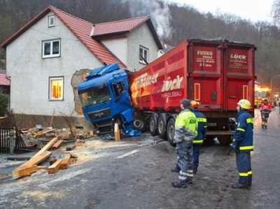 392708530-lkw-unfall-meiningen-g77aNPOKp09.jpg